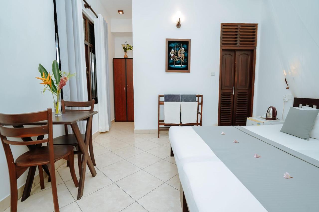 Blue Sky Beach Resort Unawatuna Buitenkant foto