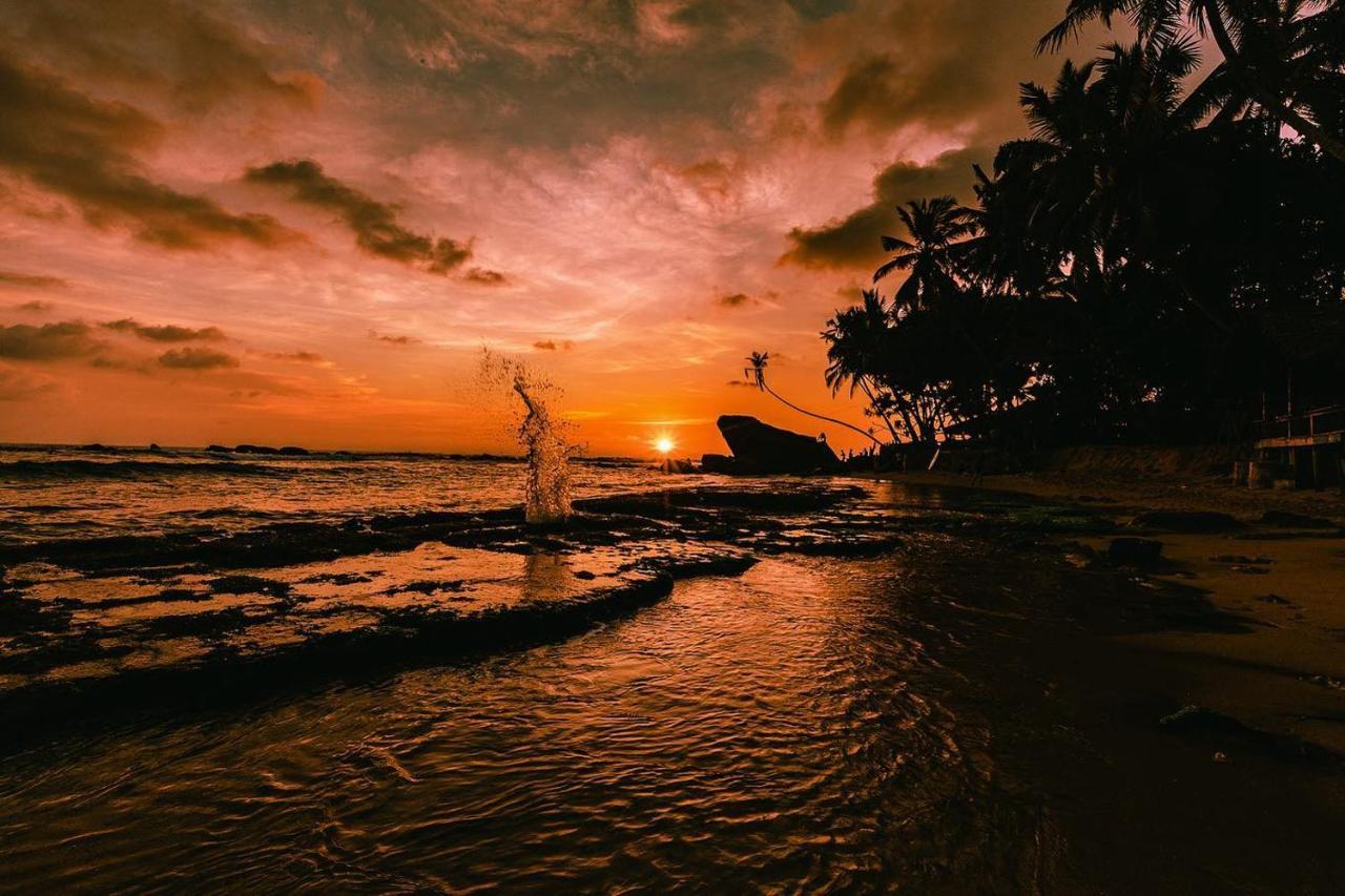 Blue Sky Beach Resort Unawatuna Buitenkant foto