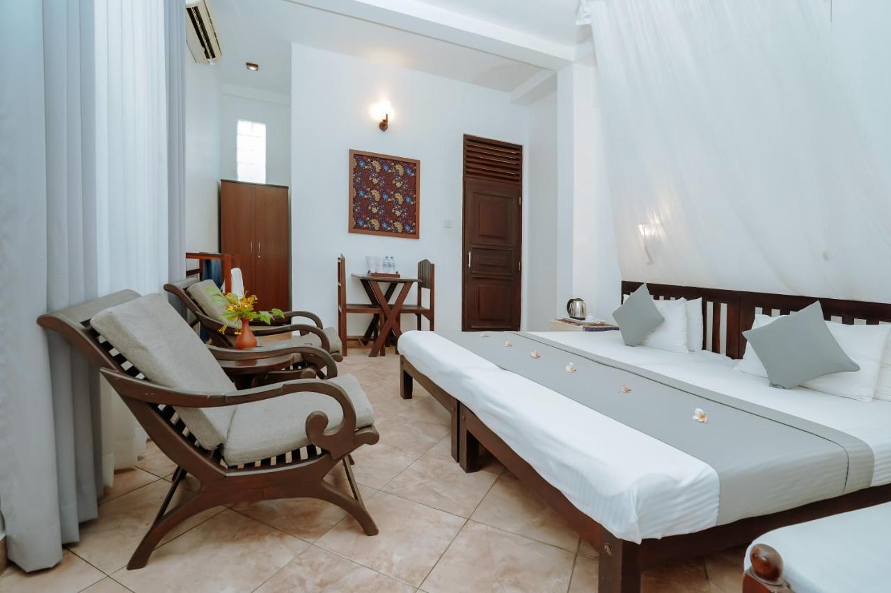 Blue Sky Beach Resort Unawatuna Buitenkant foto