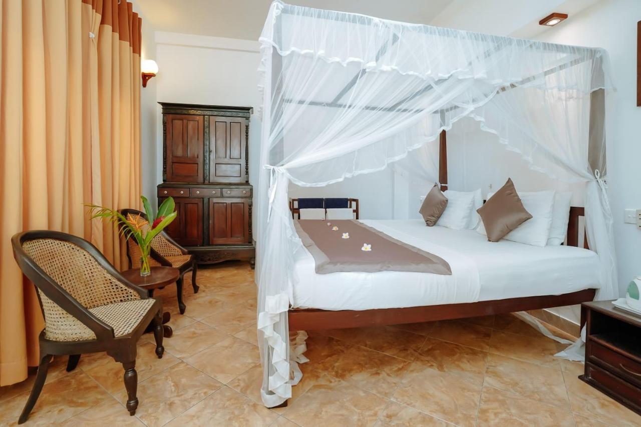 Blue Sky Beach Resort Unawatuna Buitenkant foto