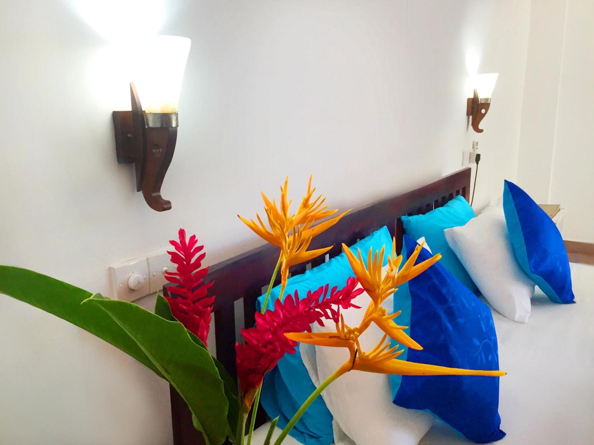 Blue Sky Beach Resort Unawatuna Buitenkant foto