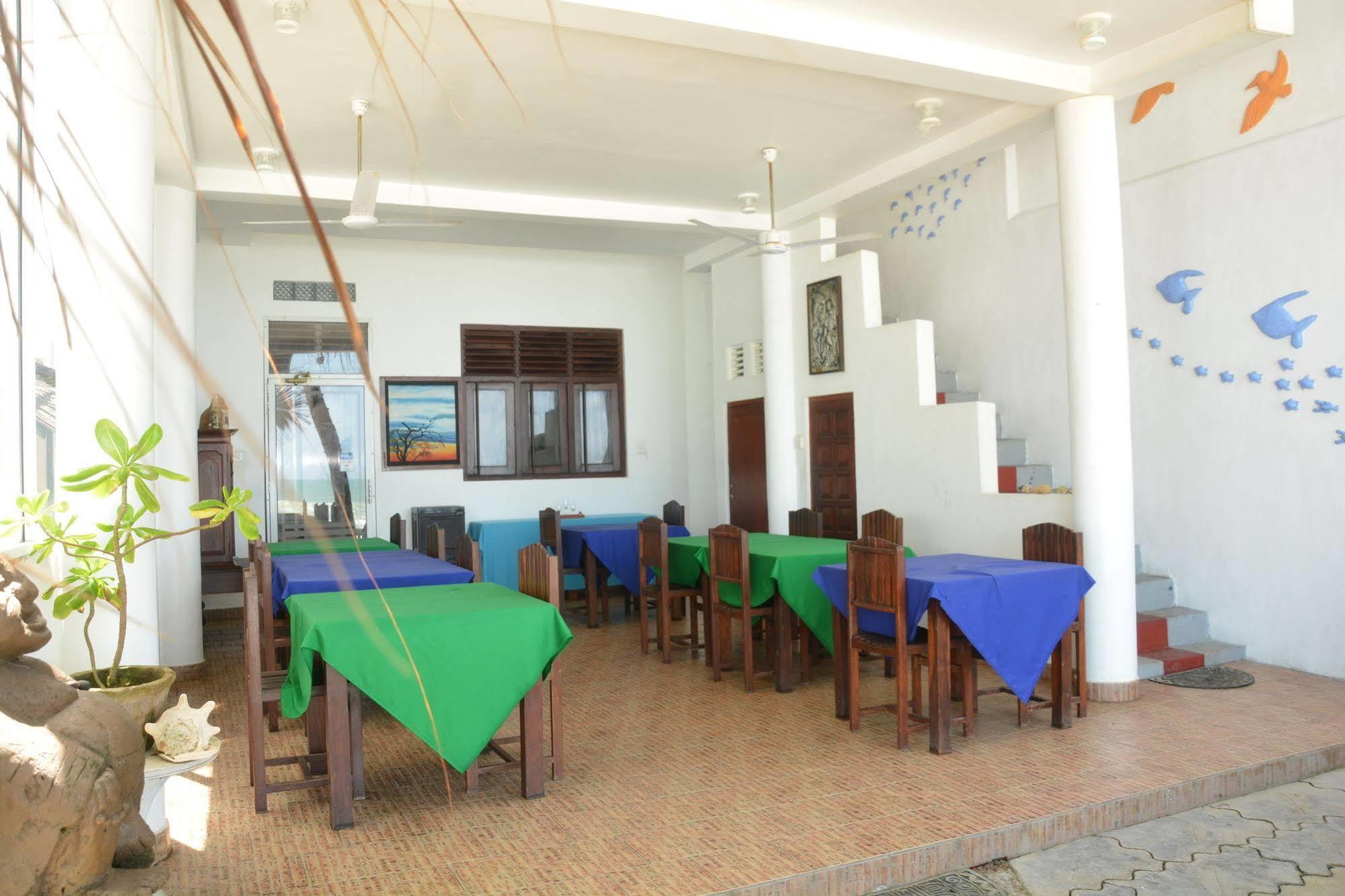 Blue Sky Beach Resort Unawatuna Buitenkant foto