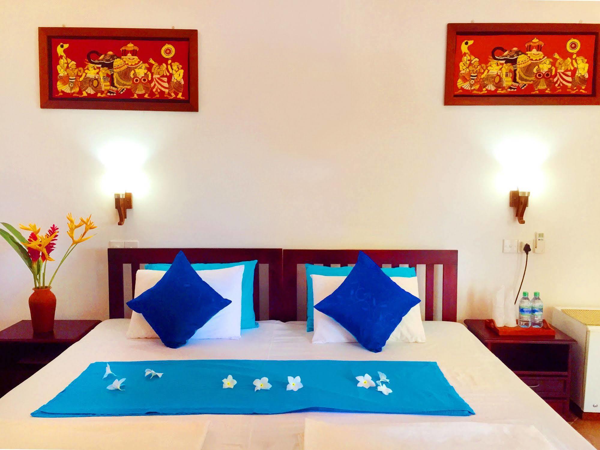 Blue Sky Beach Resort Unawatuna Buitenkant foto