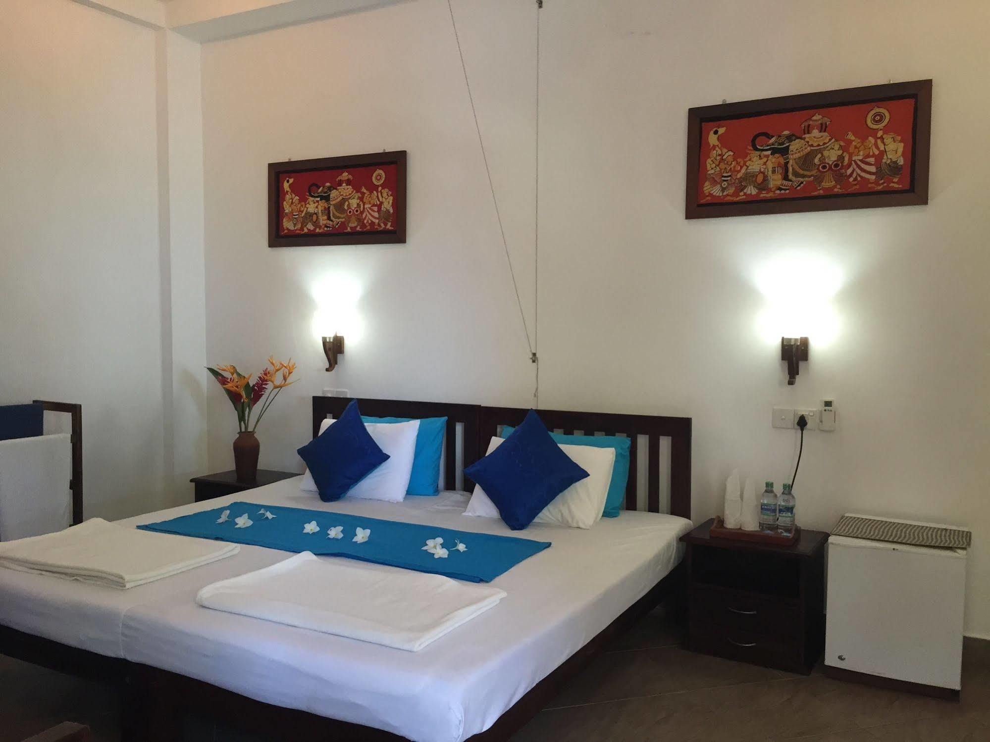 Blue Sky Beach Resort Unawatuna Buitenkant foto
