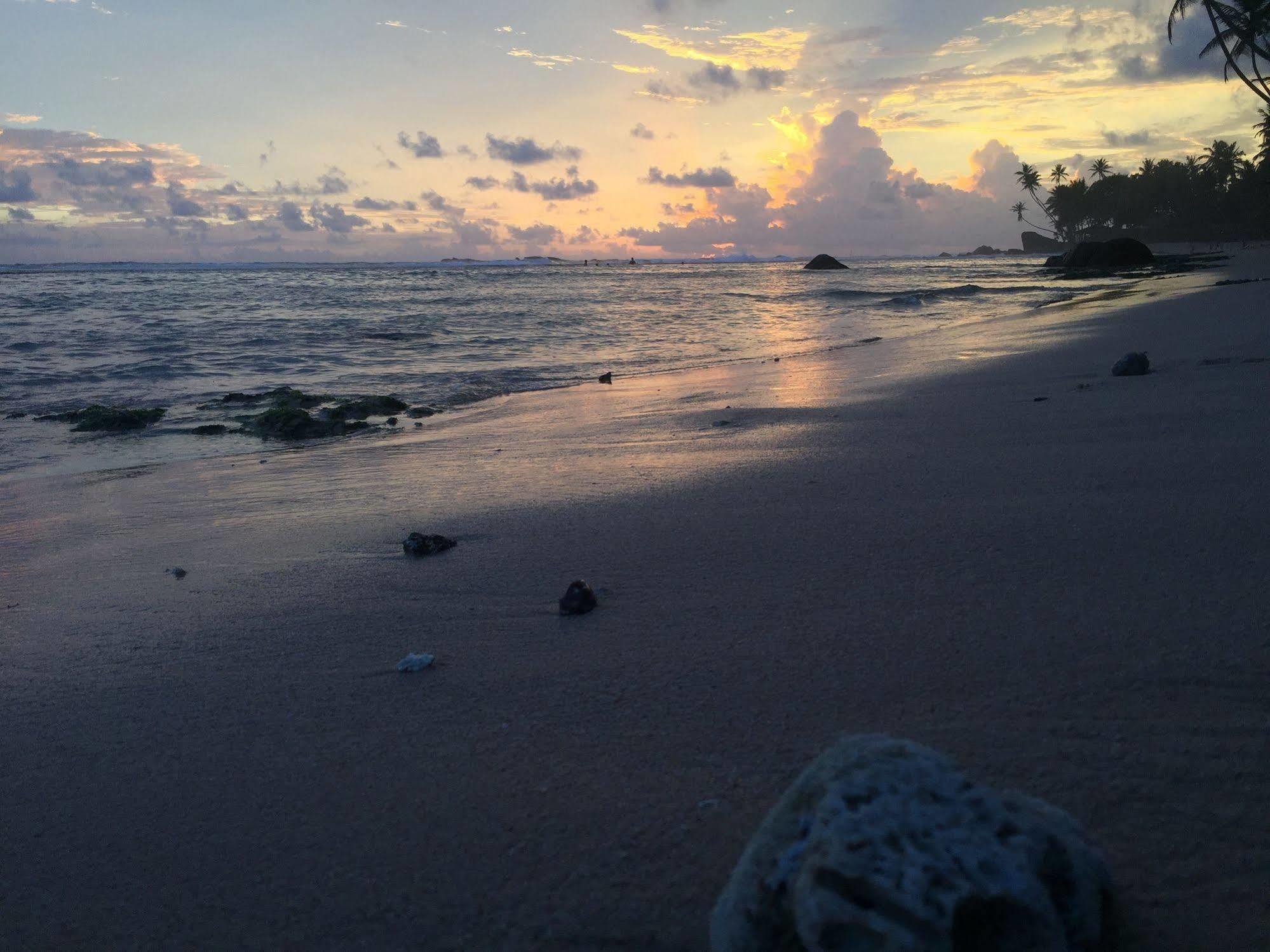 Blue Sky Beach Resort Unawatuna Buitenkant foto