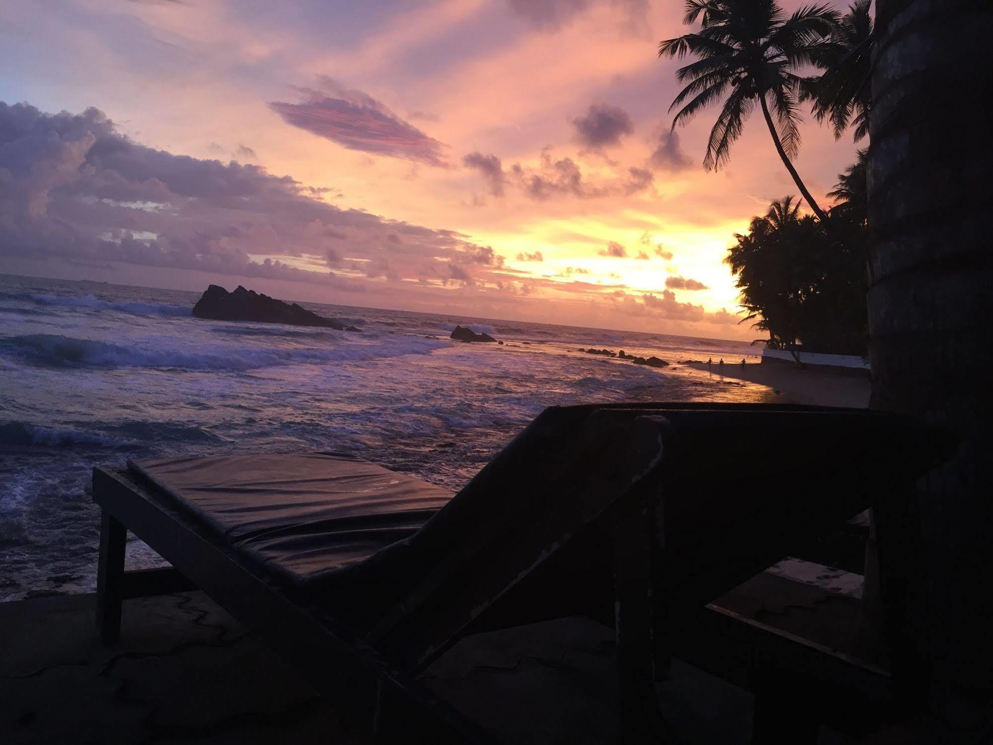 Blue Sky Beach Resort Unawatuna Buitenkant foto