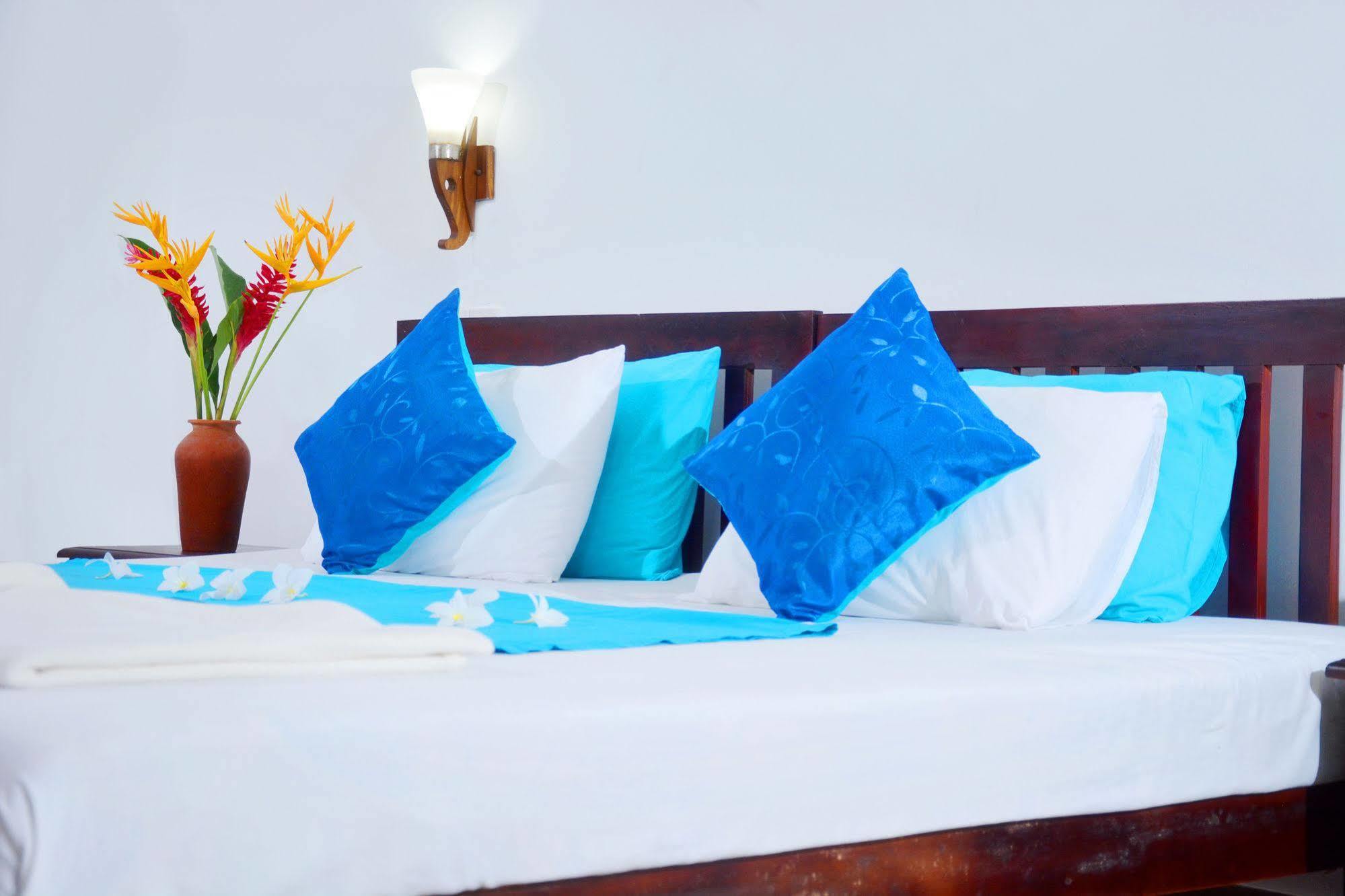 Blue Sky Beach Resort Unawatuna Buitenkant foto