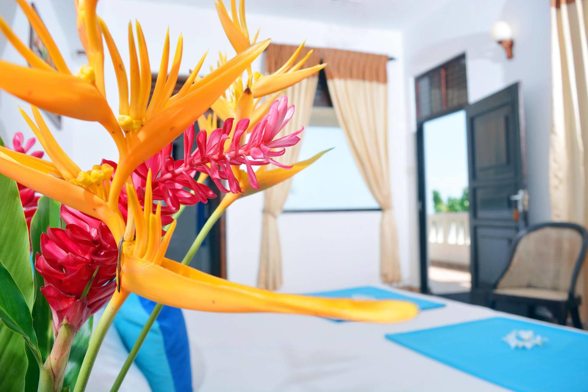 Blue Sky Beach Resort Unawatuna Buitenkant foto
