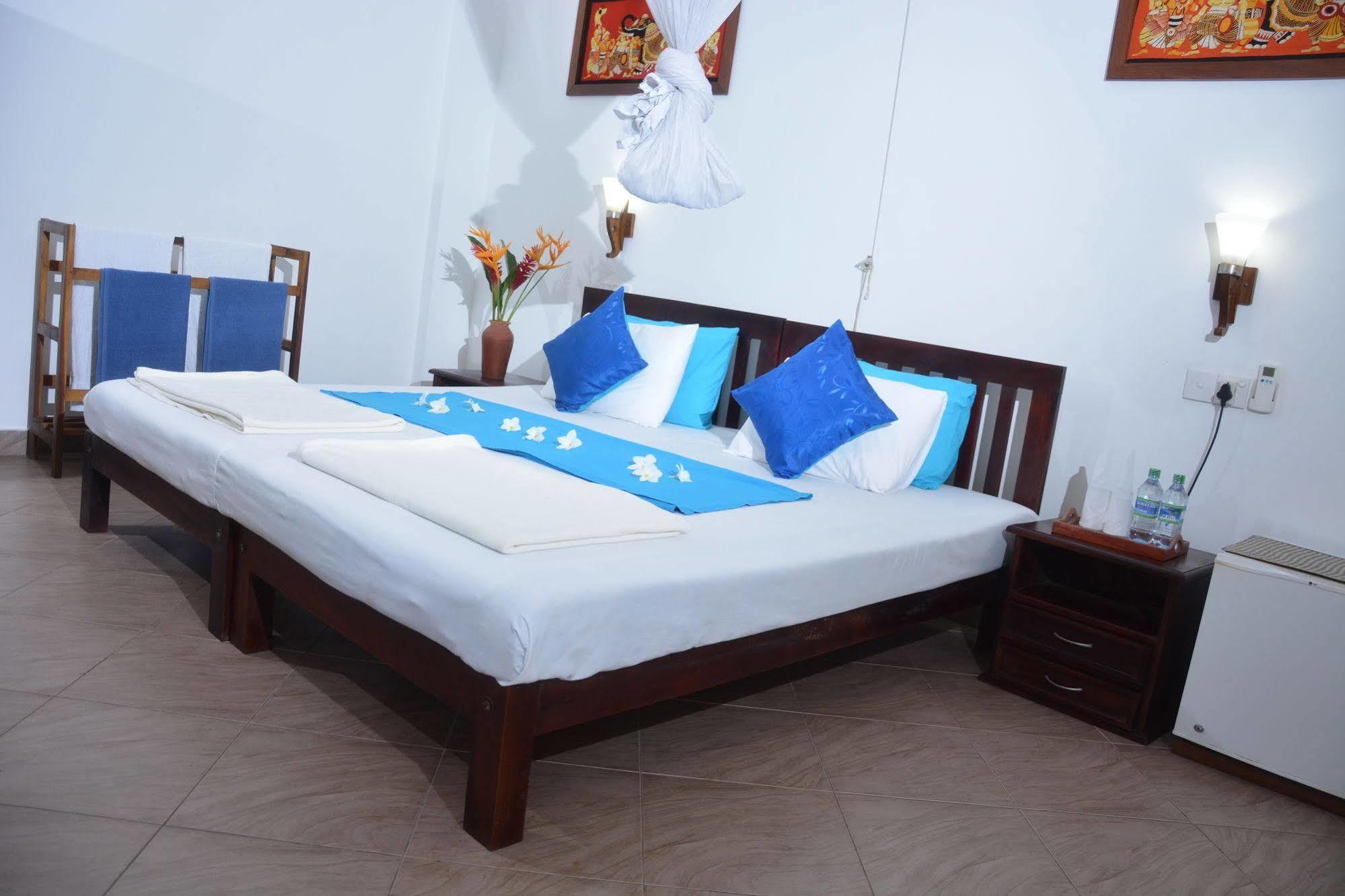 Blue Sky Beach Resort Unawatuna Buitenkant foto