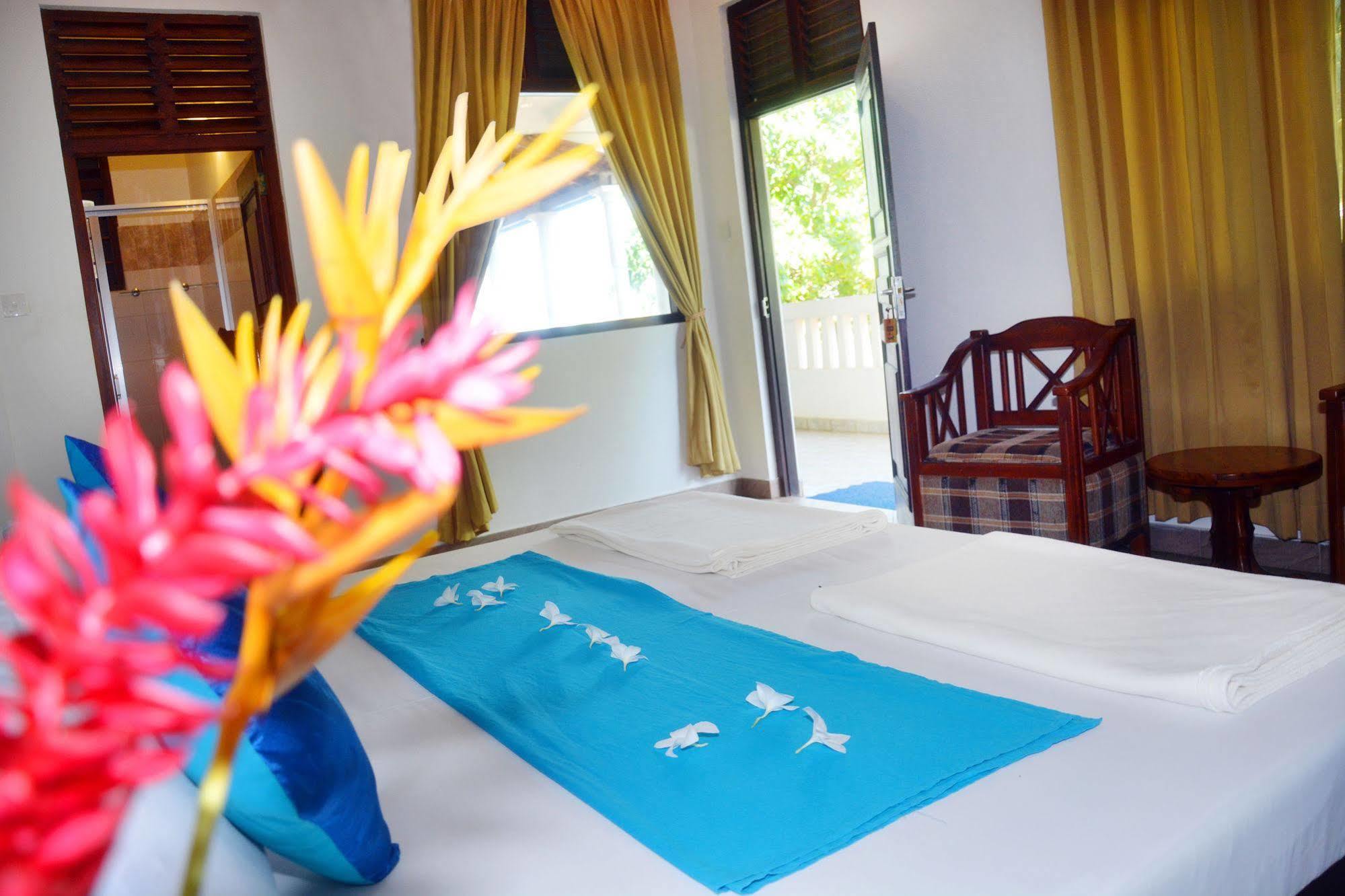 Blue Sky Beach Resort Unawatuna Buitenkant foto